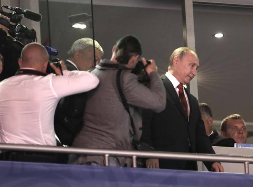 Vladimir Putin fa il suo ingresso alla Budapest Arena per il Campionato del Mondo di Judo AP